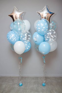 Beyaz arka planda erkek için balon çocuk