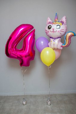 4 numara ve beyaz arka planda kedi tek boynuzlu at pembe balonu.