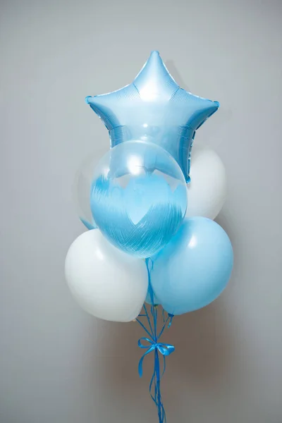 Άσπρα Και Μπλε Μπαλόνια Λευκό Φόντο — Φωτογραφία Αρχείου