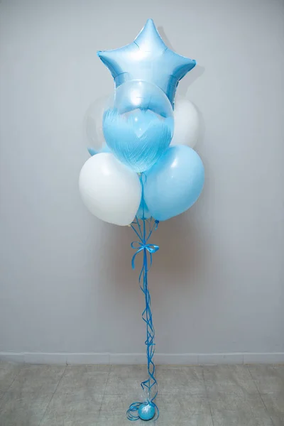 Balões Brancos Azuis Sobre Fundo Branco — Fotografia de Stock