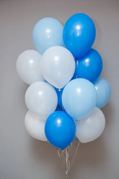 Balões Azuis Azuis Claros Sobre Fundo Branco — Fotografia de Stock