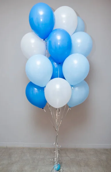 Balões Azuis Azuis Claros Sobre Fundo Branco — Fotografia de Stock