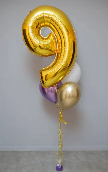 Gouden Nummer Een Witte Achtergrond Ballonnen — Stockfoto