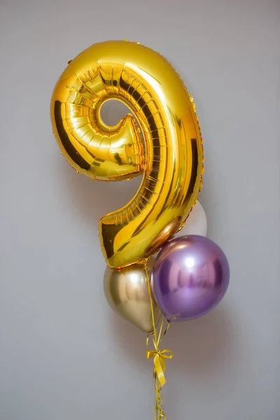 Gouden Nummer Een Witte Achtergrond Ballonnen — Stockfoto