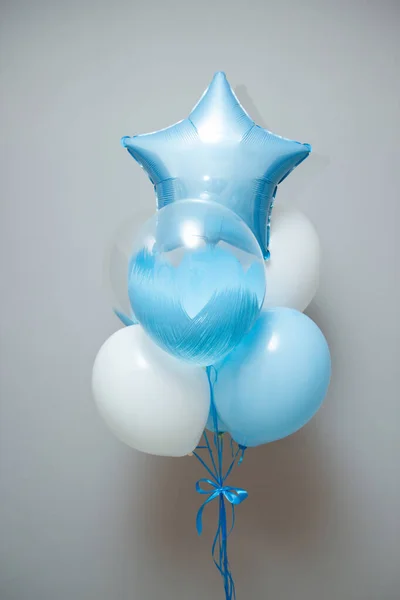 Balões Brancos Azuis Sobre Fundo Branco Fotografias De Stock Royalty-Free