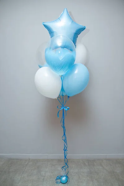 Balões Brancos Azuis Sobre Fundo Branco Imagens Royalty-Free