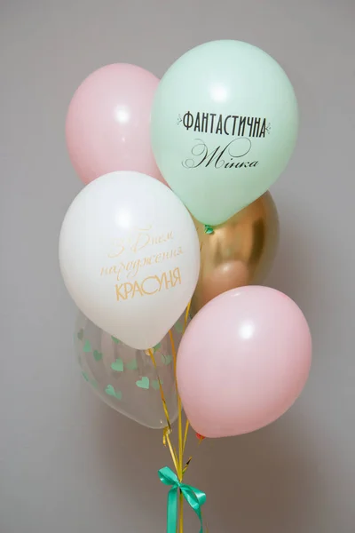 Globos Menta Rosa Para Una Chica Sobre Fondo Blanco — Foto de Stock