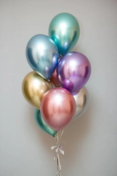 Balões Cromados Multicoloridos Isolados Fundo Branco — Fotografia de Stock
