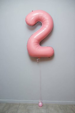 Pembe 2 numaralı balon beyaz arkaplanda izole edildi