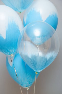 Odada mavi ve krom balonlar