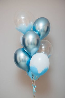 Odada mavi ve krom balonlar