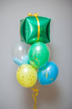 yeşil, sarı ve mavi balonlar beyaz arkaplanda