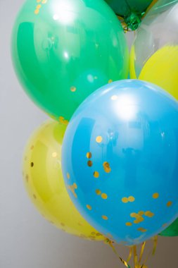yeşil, sarı ve mavi balonlar beyaz arkaplanda