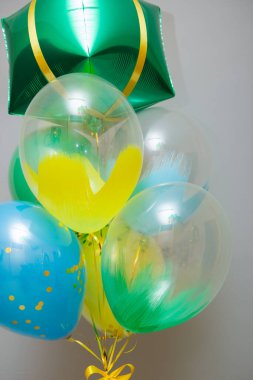 yeşil, sarı ve mavi balonlar beyaz arkaplanda