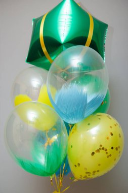 yeşil, sarı ve mavi balonlar beyaz arkaplanda