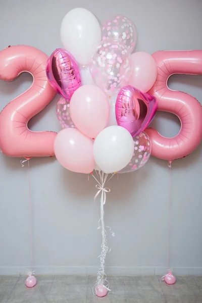 Różowe Balony Helem Liczba Balonów Urodziny — Zdjęcie stockowe