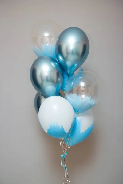 Μπλε Και Χρώμιο Μπαλόνια Στο Δωμάτιο — Φωτογραφία Αρχείου