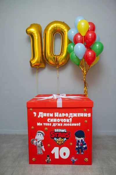 Balões Brilhantes Quarto Chão Uma Grande Caixa Vermelha Com Balões — Fotografia de Stock