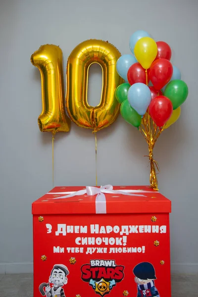Heldere Ballonnen Kamer Vloer Een Grote Rode Doos Met Ballonnen — Stockfoto
