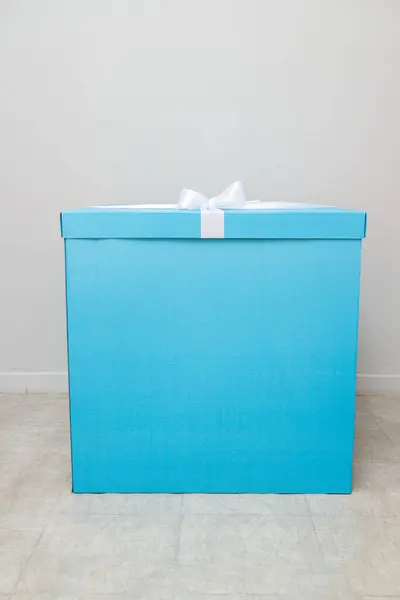 Caja Sorpresa Azul Con Regalos —  Fotos de Stock