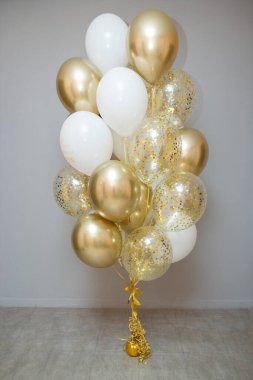 Beyaz arka planda beyaz ve altın balonlar, balondaki yazı: 