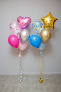 Mavi ve pembe doğum günü balonları