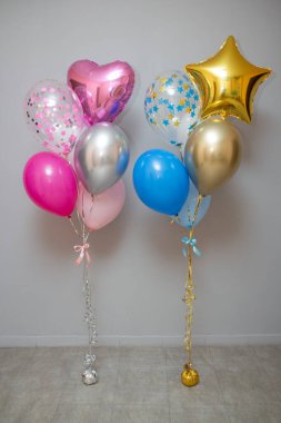 Mavi ve pembe doğum günü balonları