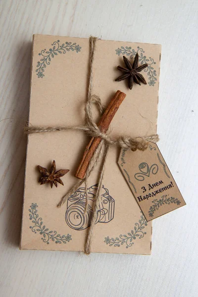 用肉桂棒和薰衣草束装饰的褐色生日礼盒 生日快乐 — 图库照片