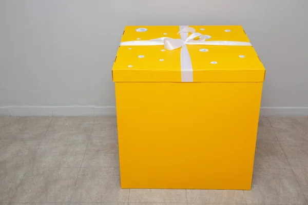 Una Gran Caja Cartón Amarillo Con Lazo Fondo Pared Una —  Fotos de Stock