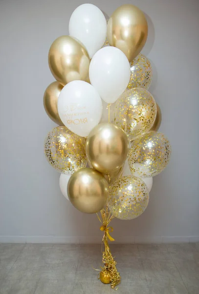Beyaz arka planda beyaz ve altın balonlar, balondaki yazı: 