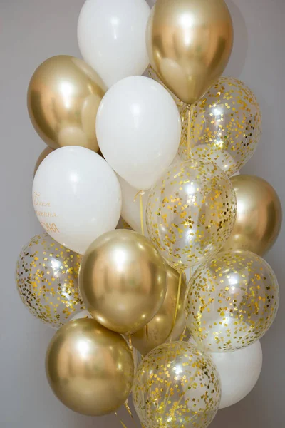 Beyaz arka planda beyaz ve altın balonlar, balondaki yazı: 