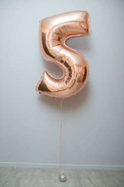 Altın balon rakamı 5 numara, 5 yıllık doğum günü