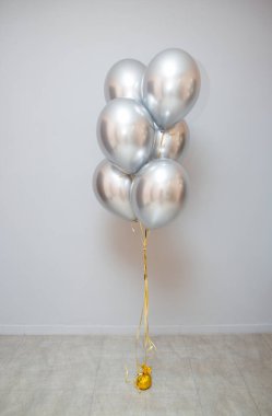 Odada bir sürü krom gümüş balon var.