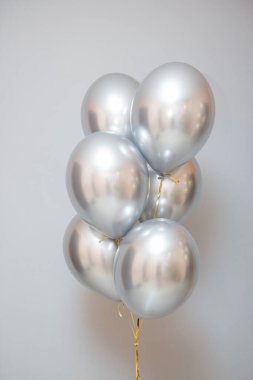 Odada bir sürü krom gümüş balon var.