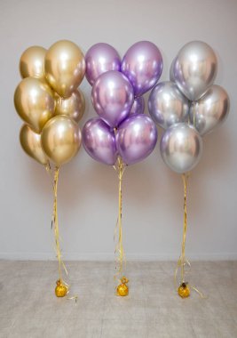Doğum günü odasında krom balonlar