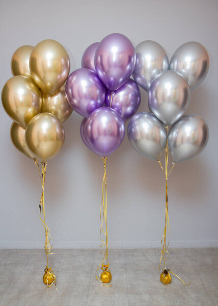 хромированные воздушные шары в комнате рождения
