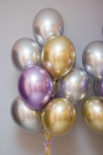 Doğum günü odasında krom balonlar