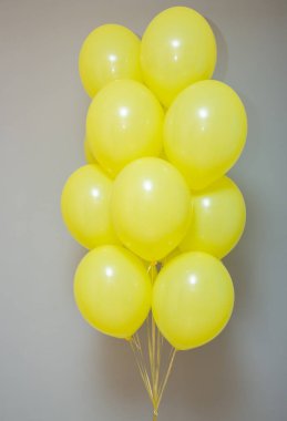 Beyaz arkaplanda izole edilmiş sarı lateks balon demeti