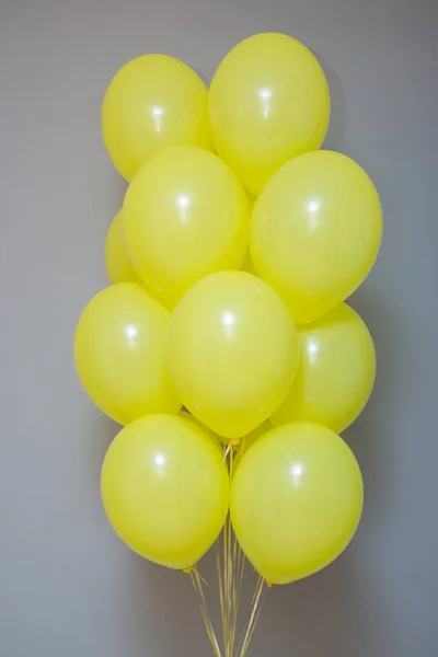 Wiązka Żółtych Balonów Lateksowych Izolowanych Białym Tle — Zdjęcie stockowe