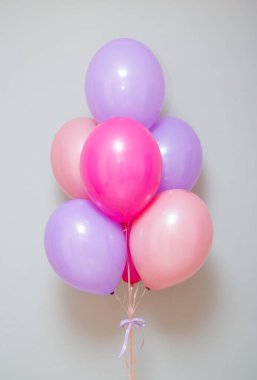 Bir demet pembe ve mor helyum balonu, doğum günü