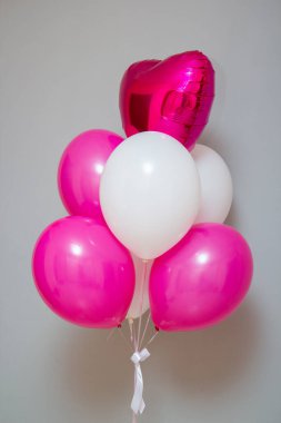 Helyumlu pembe balonlar, doğum günü