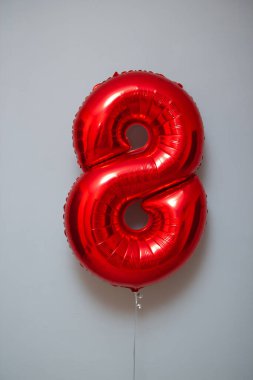 Beyaz arkaplanda kırmızı folyo 8 numaralı balon