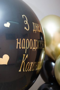 Siyah dev balon ve bir erkek doğum günü için bir demet balon, balonun üzerindeki yazı, mutlu yıllar, sevgilim