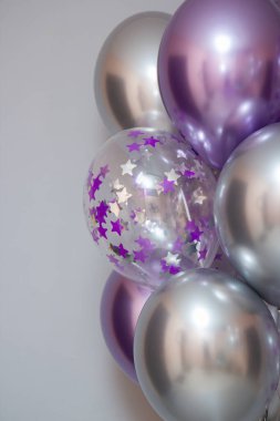 Arka planda mor krom balon seti