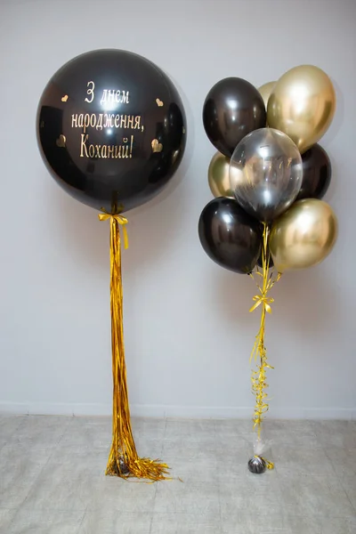 Zwarte Reus Ballon Een Bos Ballonnen Voor Een Mans Verjaardag — Stockfoto