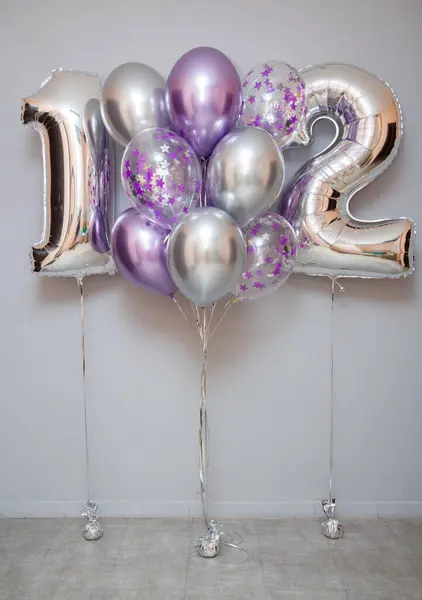 Set Van Paarse Chromen Ballonnen Een Wandachtergrond Zilveren Nummers — Stockfoto