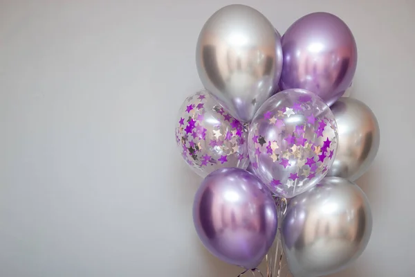 壁背上的一组紫色彩色气球 — 图库照片