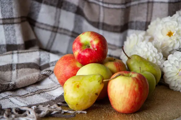 Leuchtende Frische Äpfel Und Blumen Auf Dem Tisch — Stockfoto