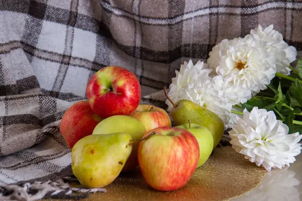 Bright Fresh Apples Flowers Table — Stock Photo, Image