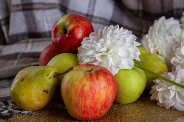 Manzanas Frescas Brillantes Flores Mesa — Foto de Stock